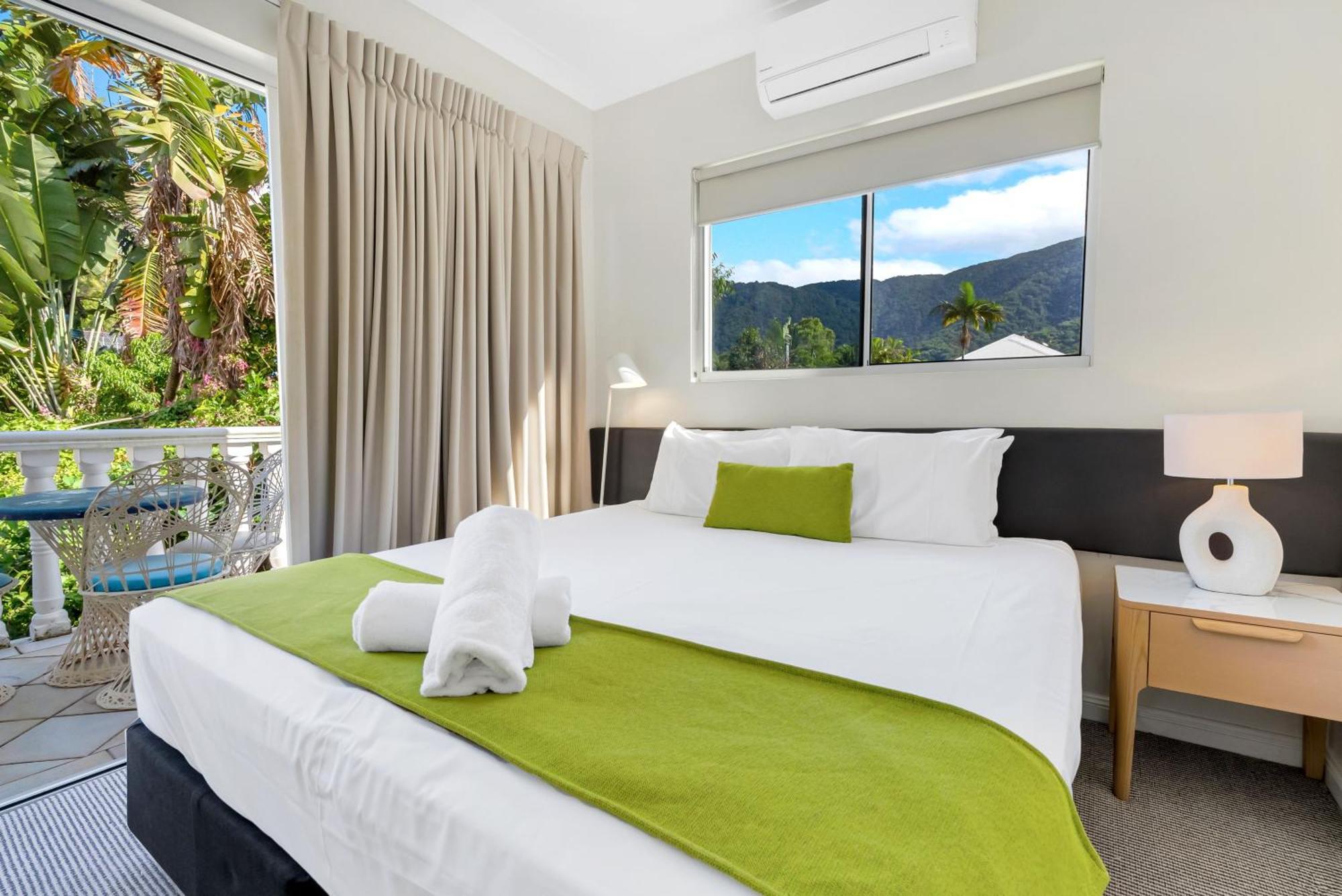 Sarayi Boutique Hotel Palm Cove Exterior photo