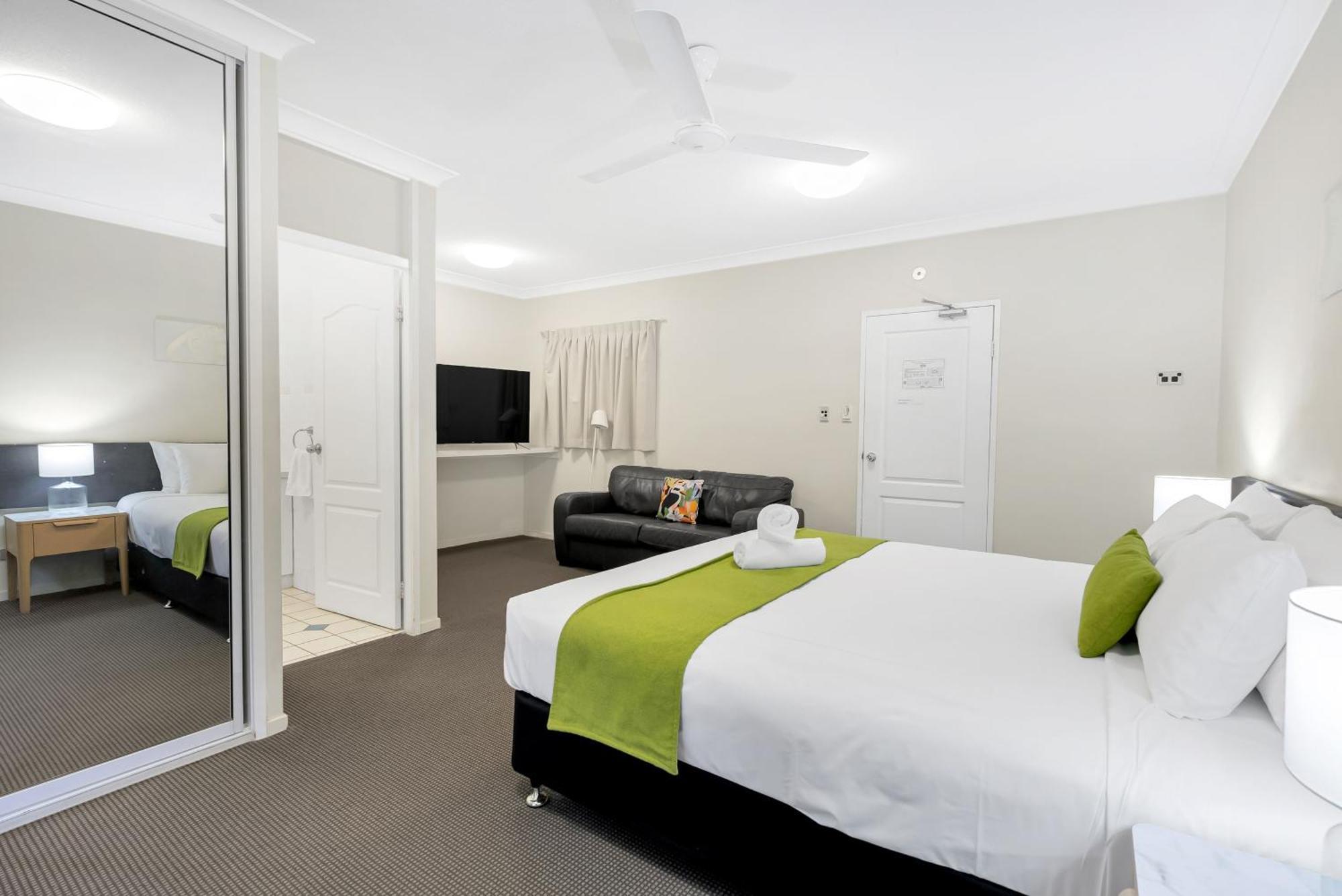 Sarayi Boutique Hotel Palm Cove Exterior photo