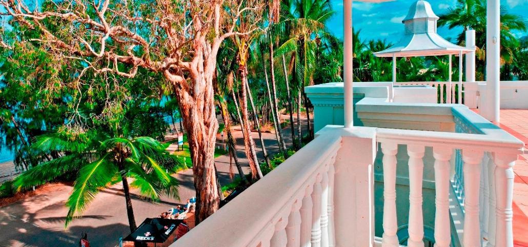 Sarayi Boutique Hotel Palm Cove Exterior photo